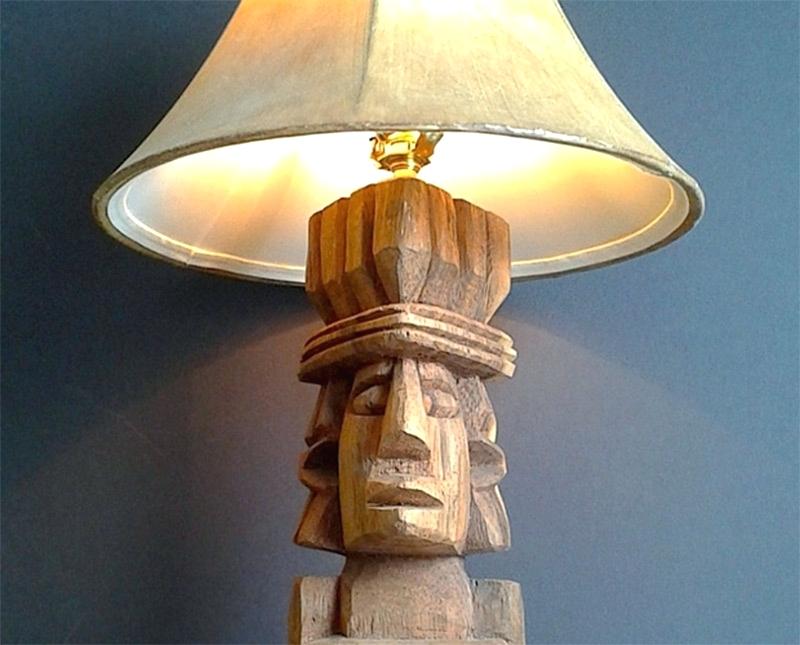 Осветительный прибор из деревянной статуетки