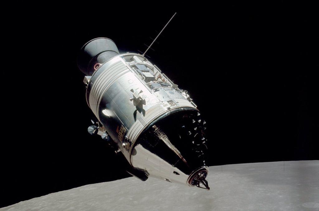 Космический корабль "Аполлон" на лунной орбите