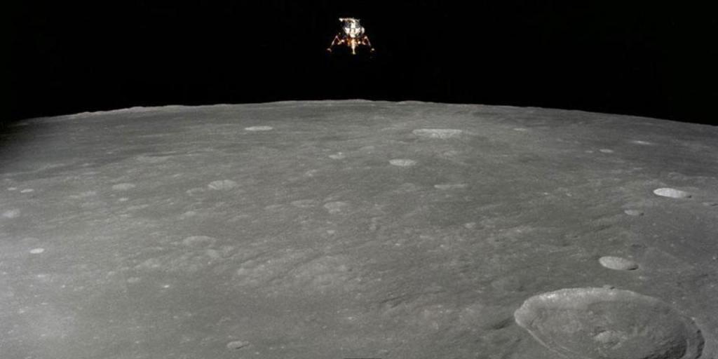 Спуск лунного модуля, вид с корабля "Аполлон"