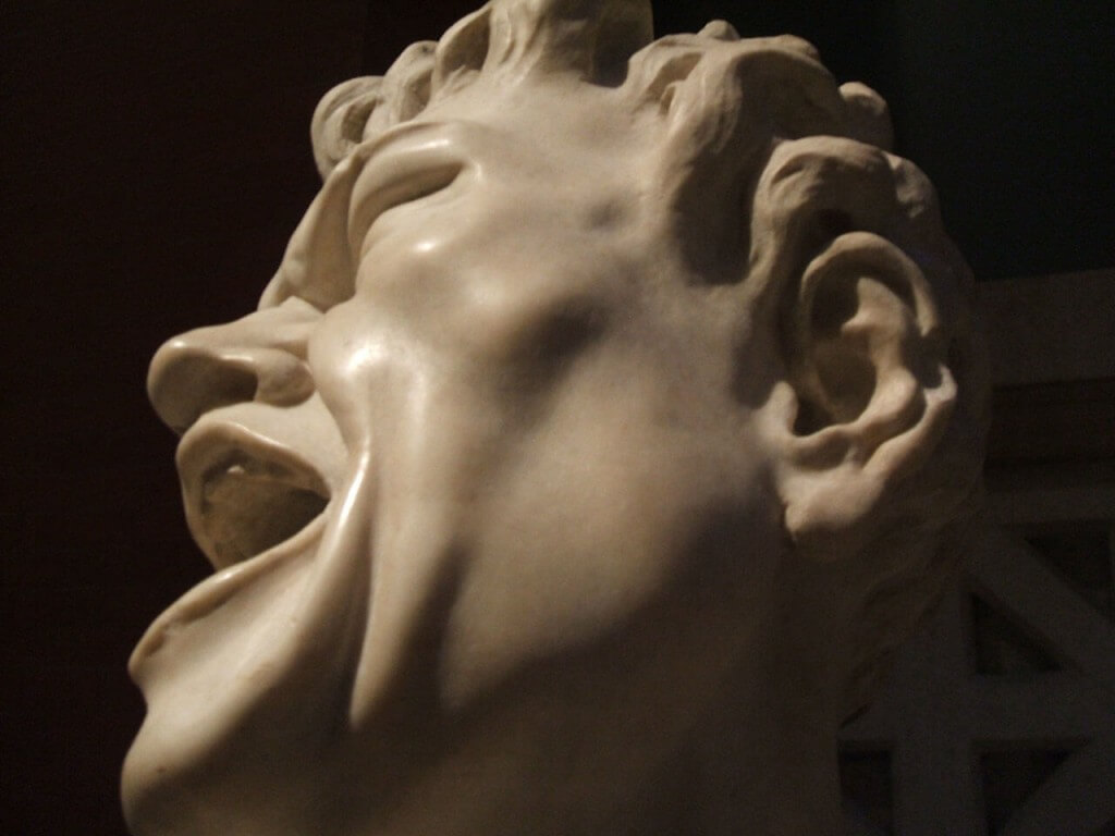 Скульптура кричащего мужчины