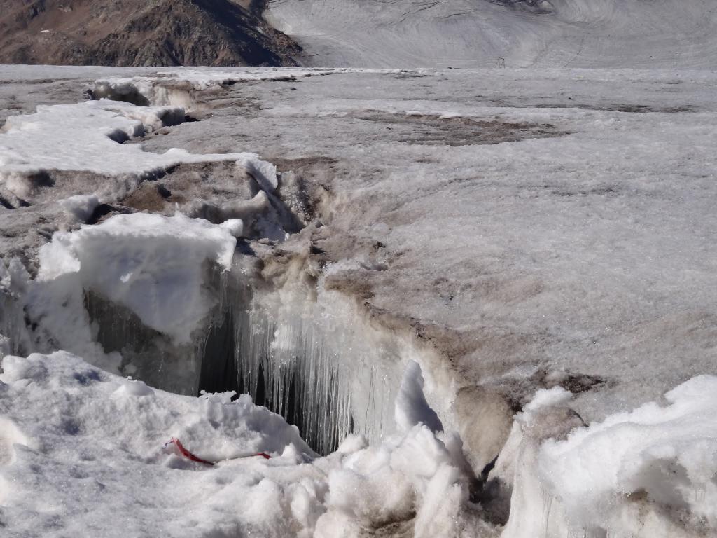 Крупнейшая ледниковая трещина на Эльбрусе