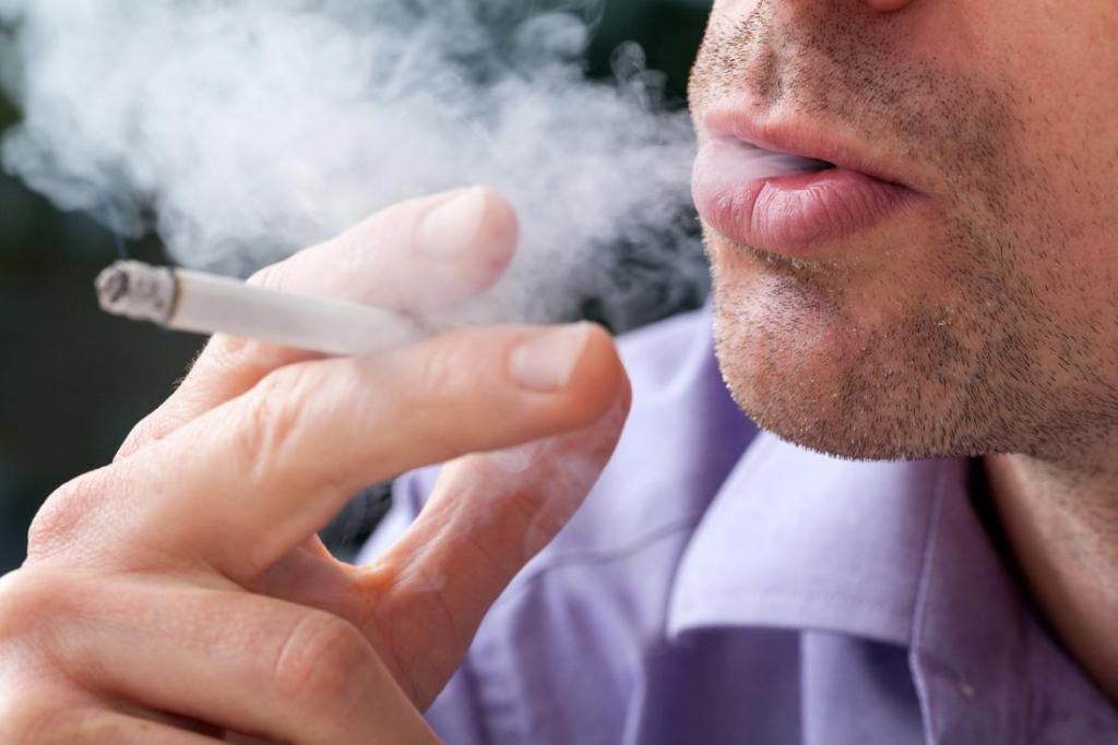 Что делать, если соседи курят в подъезде? Штраф за курение в общественном месте