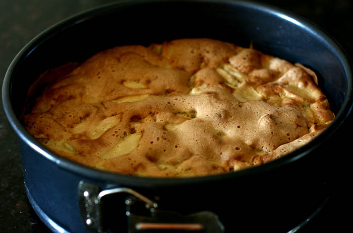 Простой рецепт шарлотки с яблоками в духовке