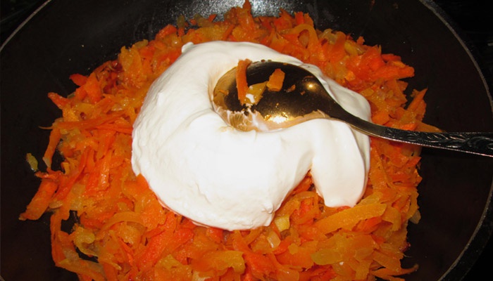 Как приготовить минтая с морковью в сметане