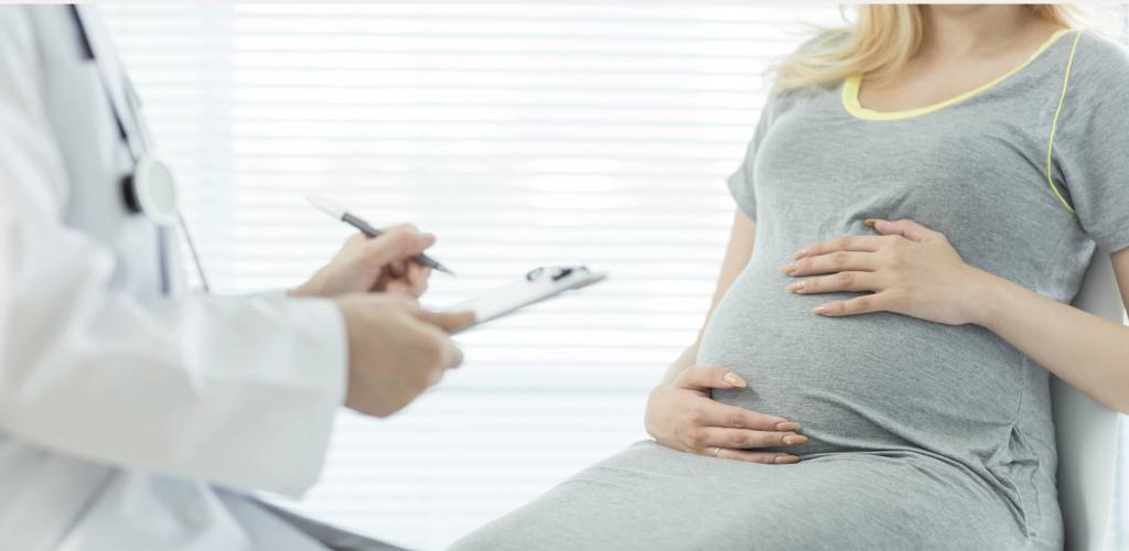 Беременная женщина на приеме у медицинского работника