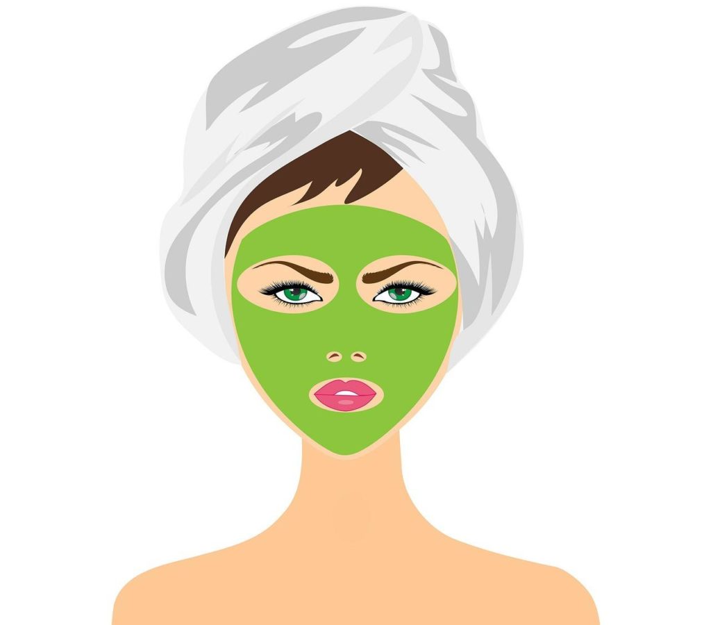 Зеленая маска на лице у девушки с полотенцем на голове