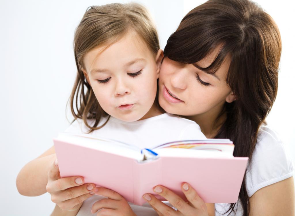 мама с девочкой читают