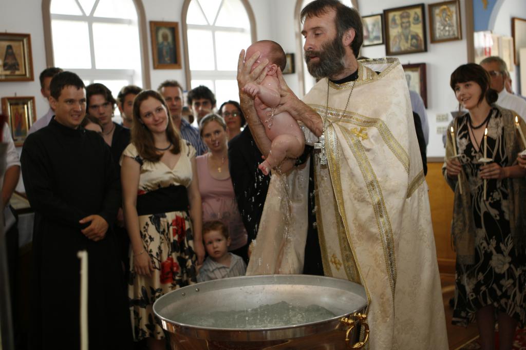 поп крестит младенца