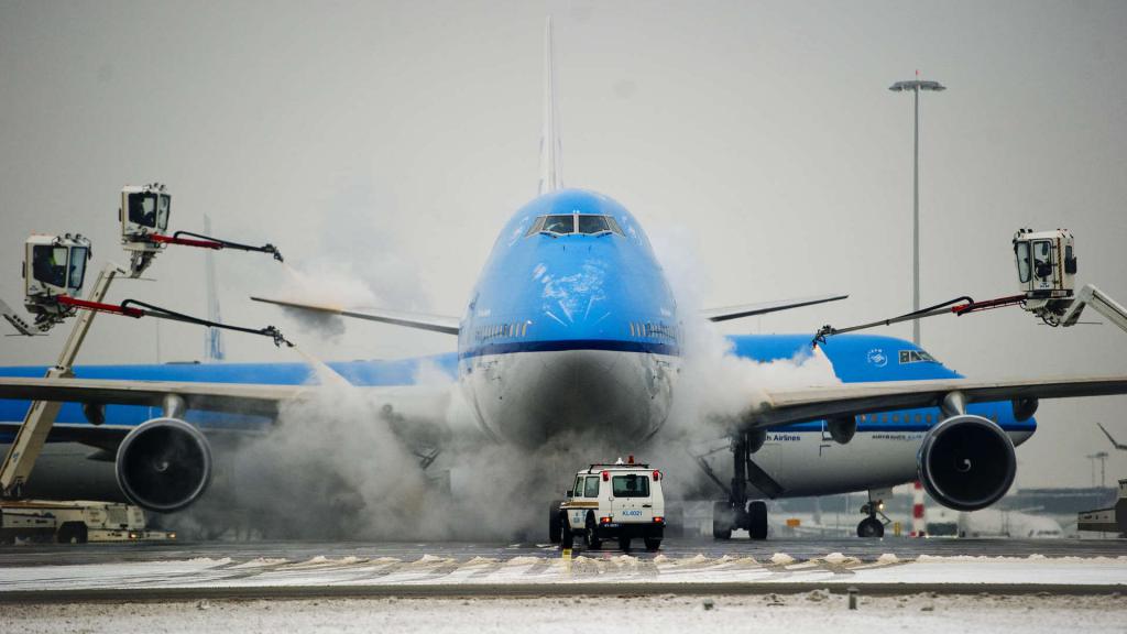 Очистка самолета от льда