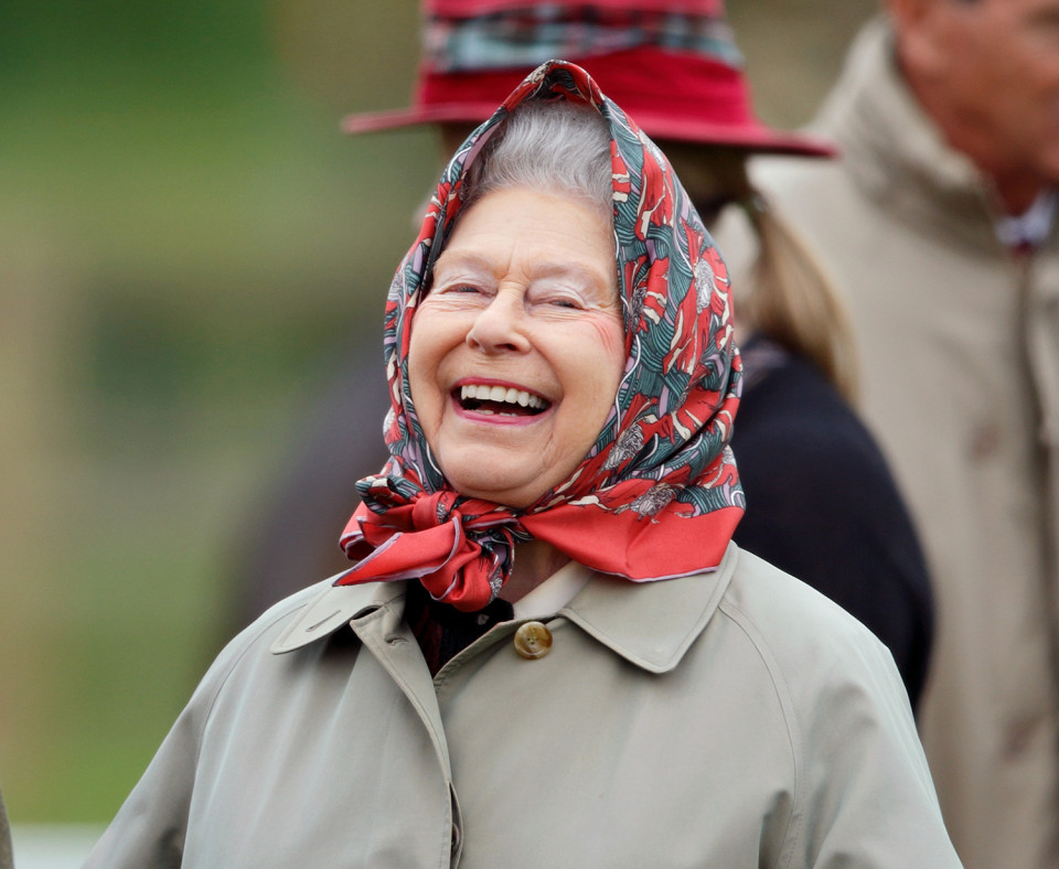 Британская королева в платке
