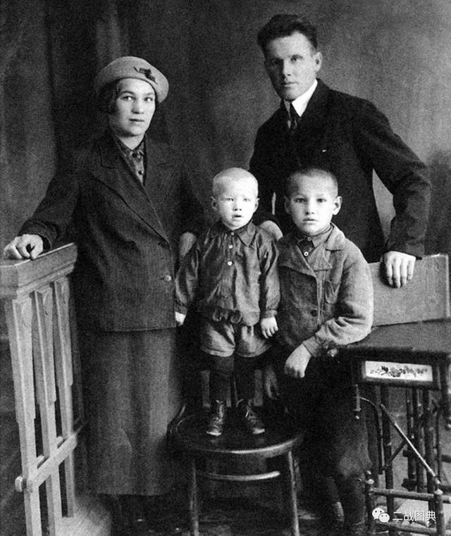 Ельцин Б.Н. с родителями и братом