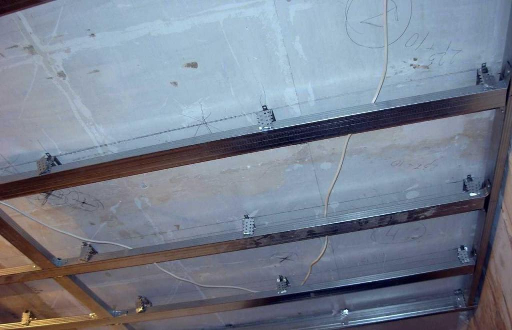 Монтаж металлического профиля на потолок