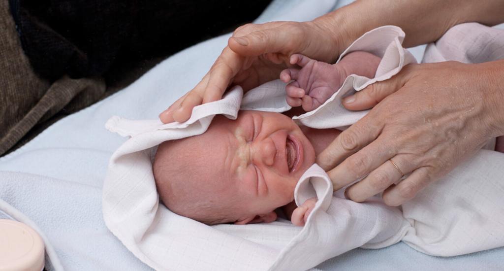 Уход за новорожденным ребенком в первый месяц жизни: основные правила