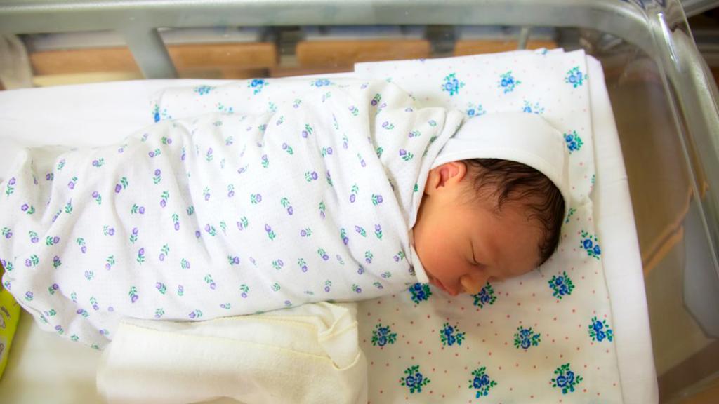 Уход за новорожденным ребенком в первый месяц жизни: основные правила