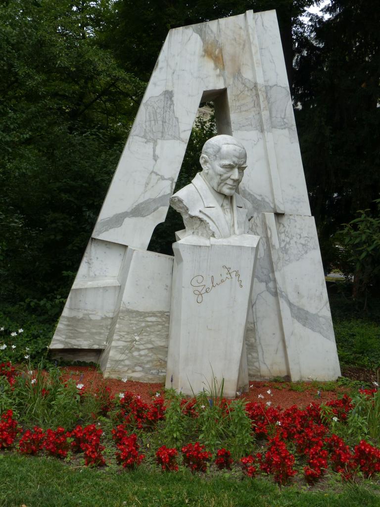 Памятник Легару