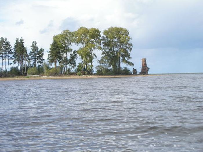 Остатки старой церкви на Рыбинском море