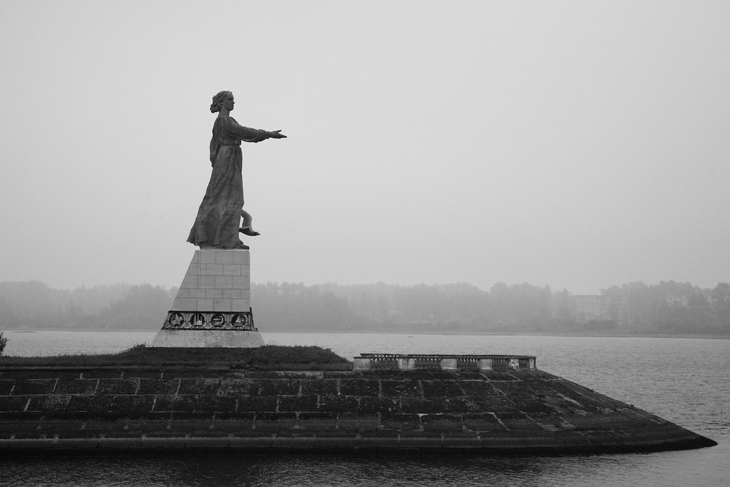 Статуя Мать-Волга на Рыбинском водохранилище