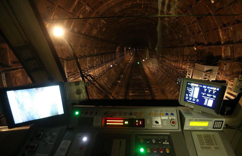 Вид из кабины машиниста метро