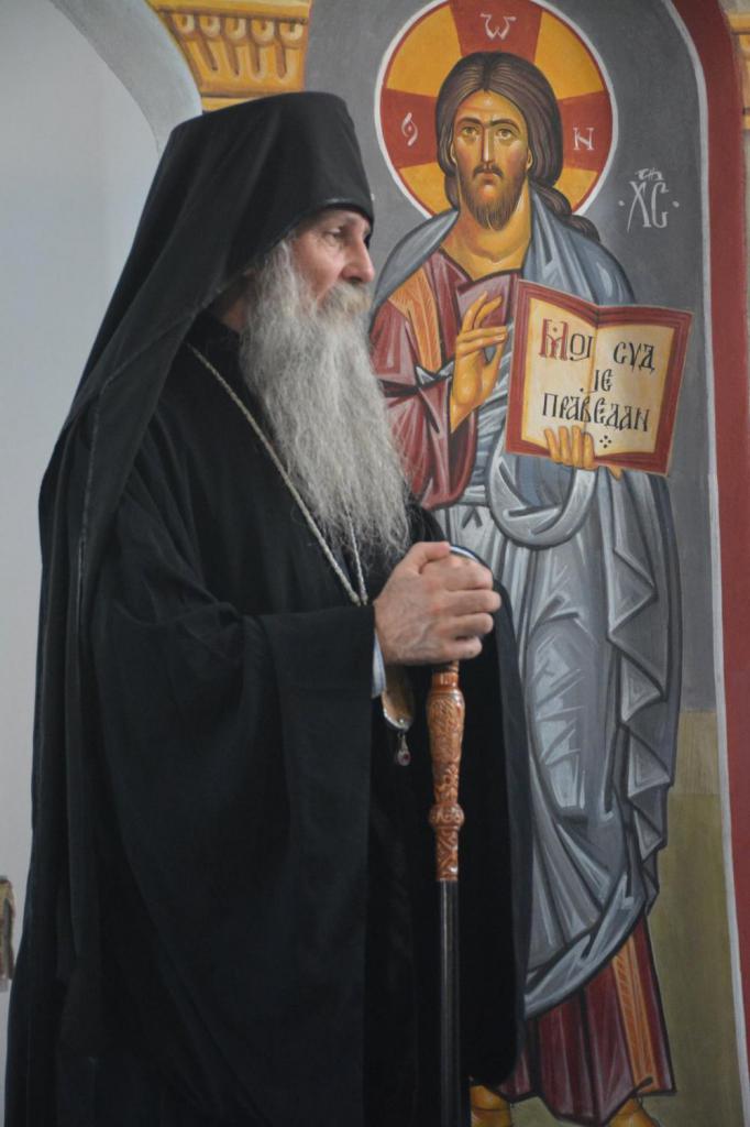 Православный священник у иконы