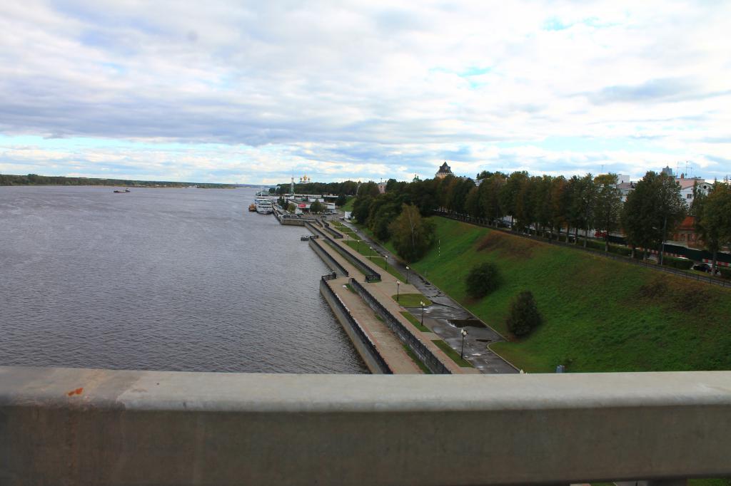 Вид с моста на Волжскую набережную