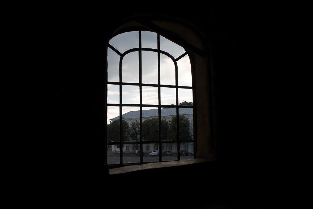 Окно в церковном коридоре