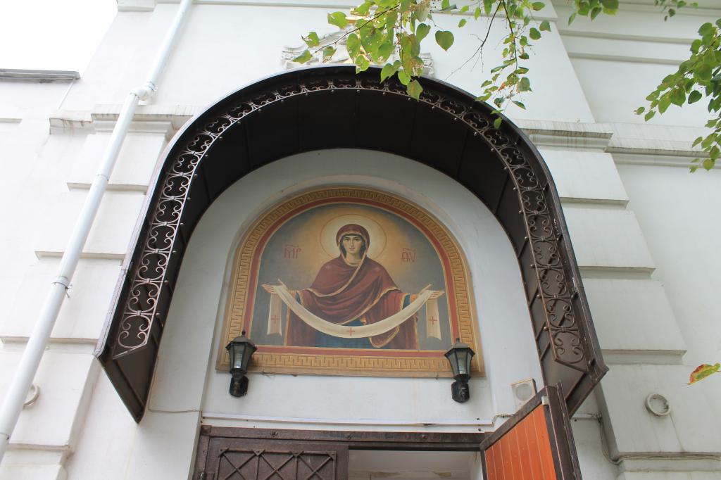 Икона над входом в монастырскую лавку