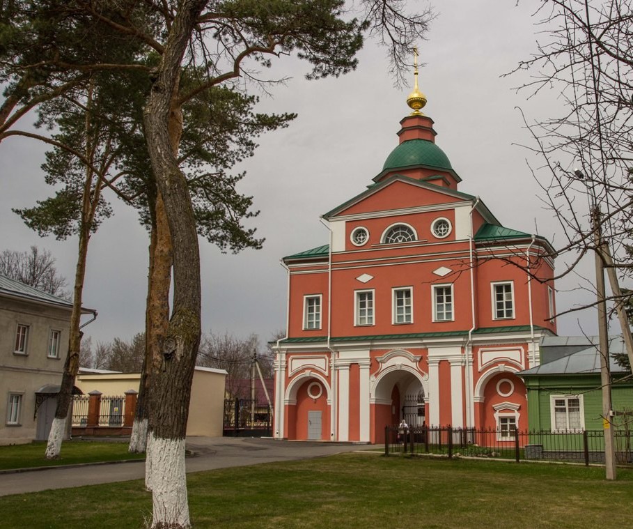 На территории Покровского монастыря в Хотьково