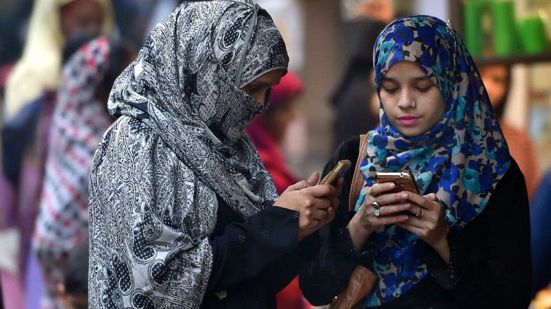 Мусульманки с телефонами