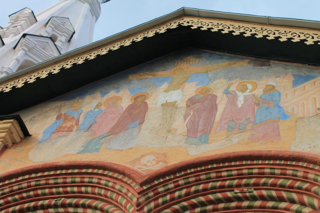 Фреска над входом в храм