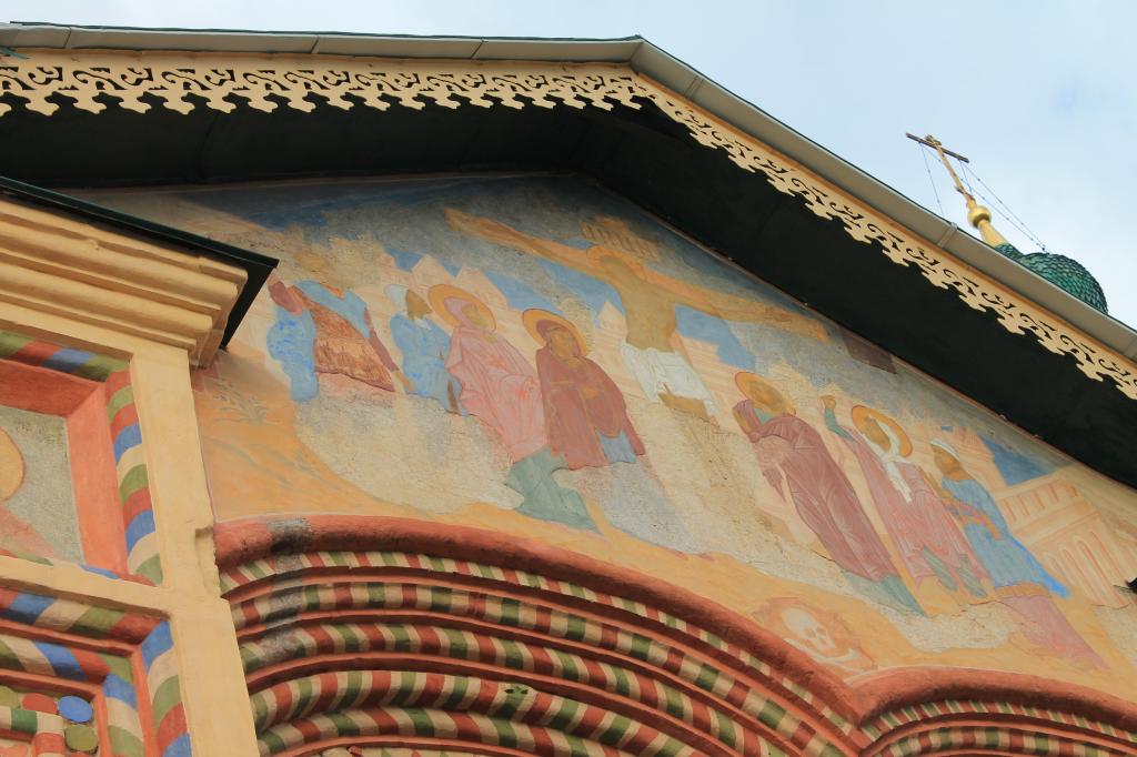 Фреска над церковным крыльцом
