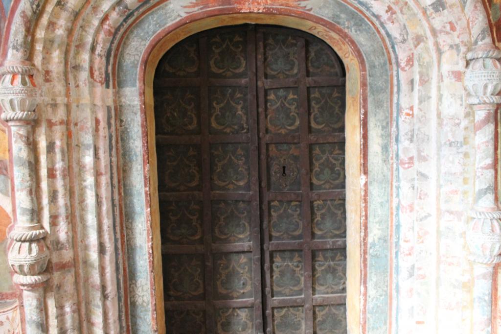 Старая дверь в церкви