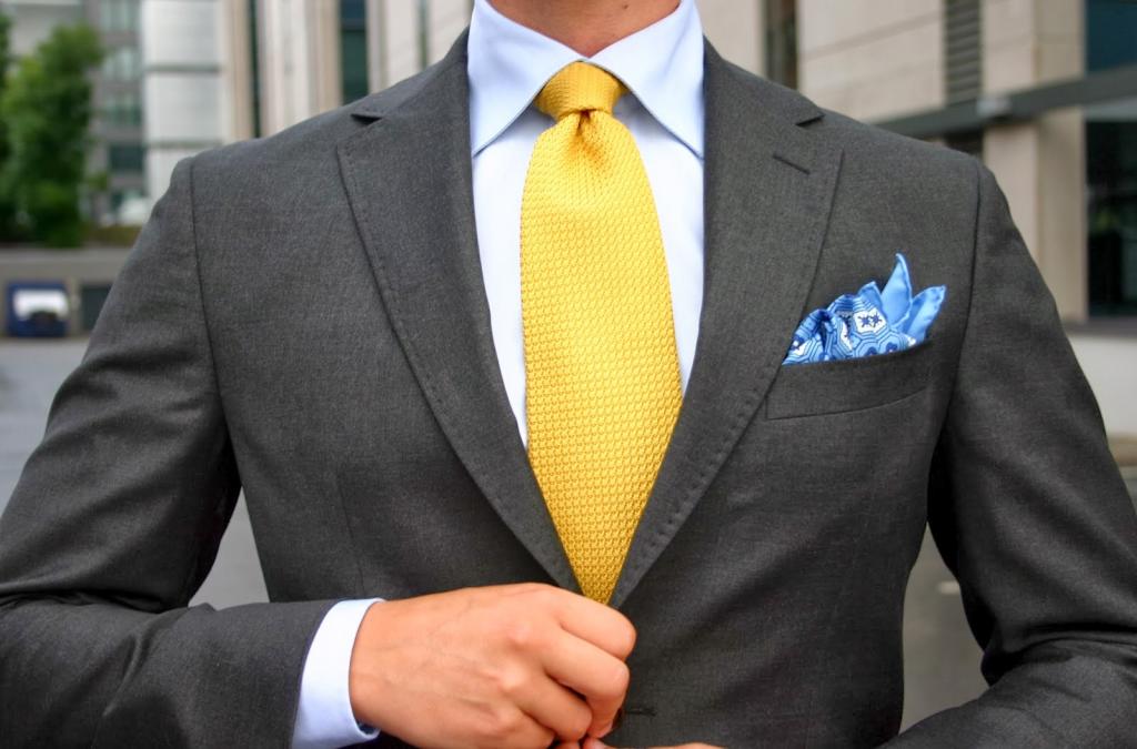 Мужчина в желтом галстуке