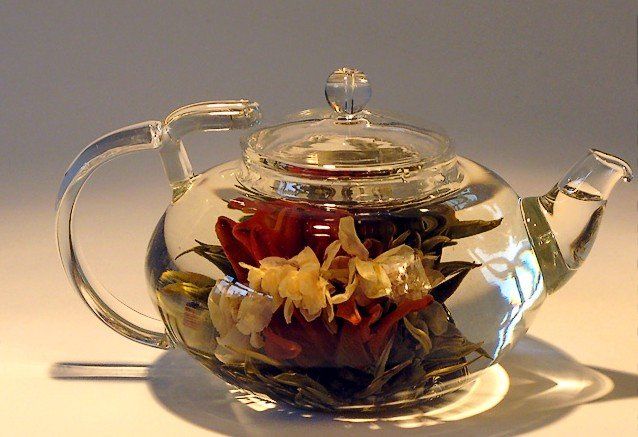 Цветочный чай в заварочном чайнике