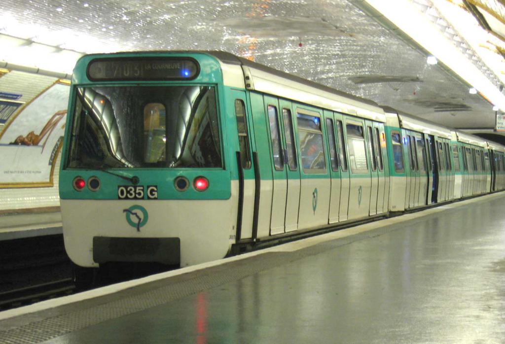 Поезд в метрополитене Парижа
