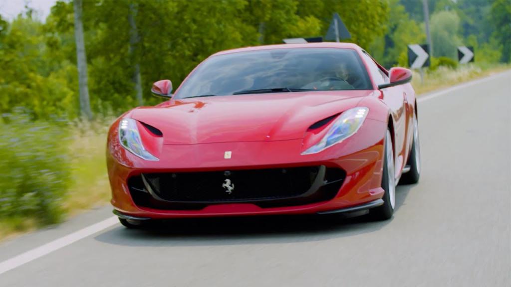 Ferrari красноватого тона