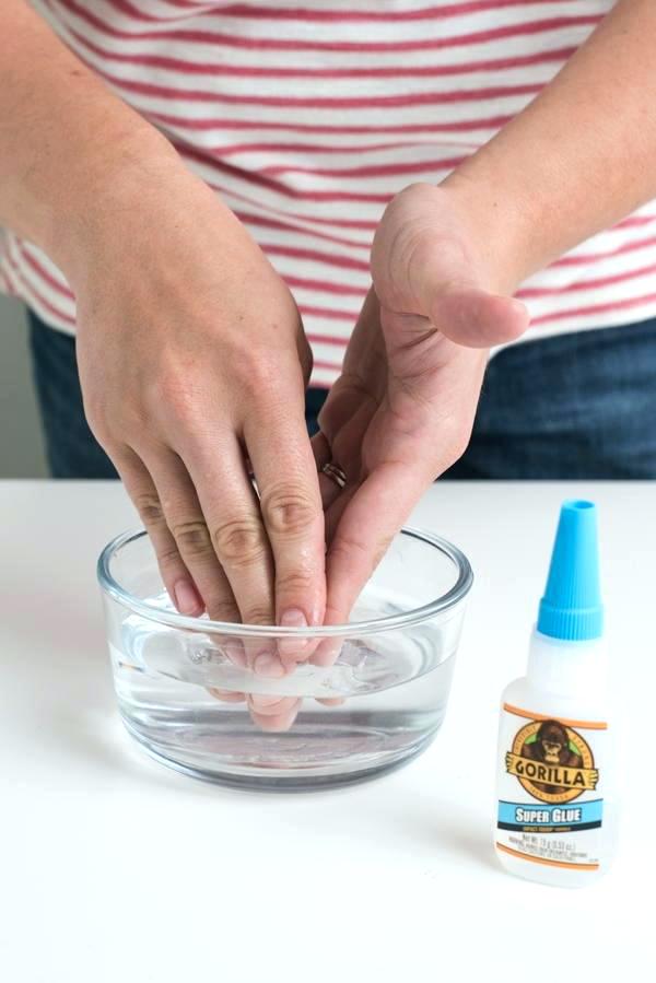 Чем отмыть руки от суперклея в домашних