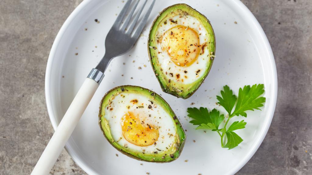 Яйцо в авокадо — питательный завтрак