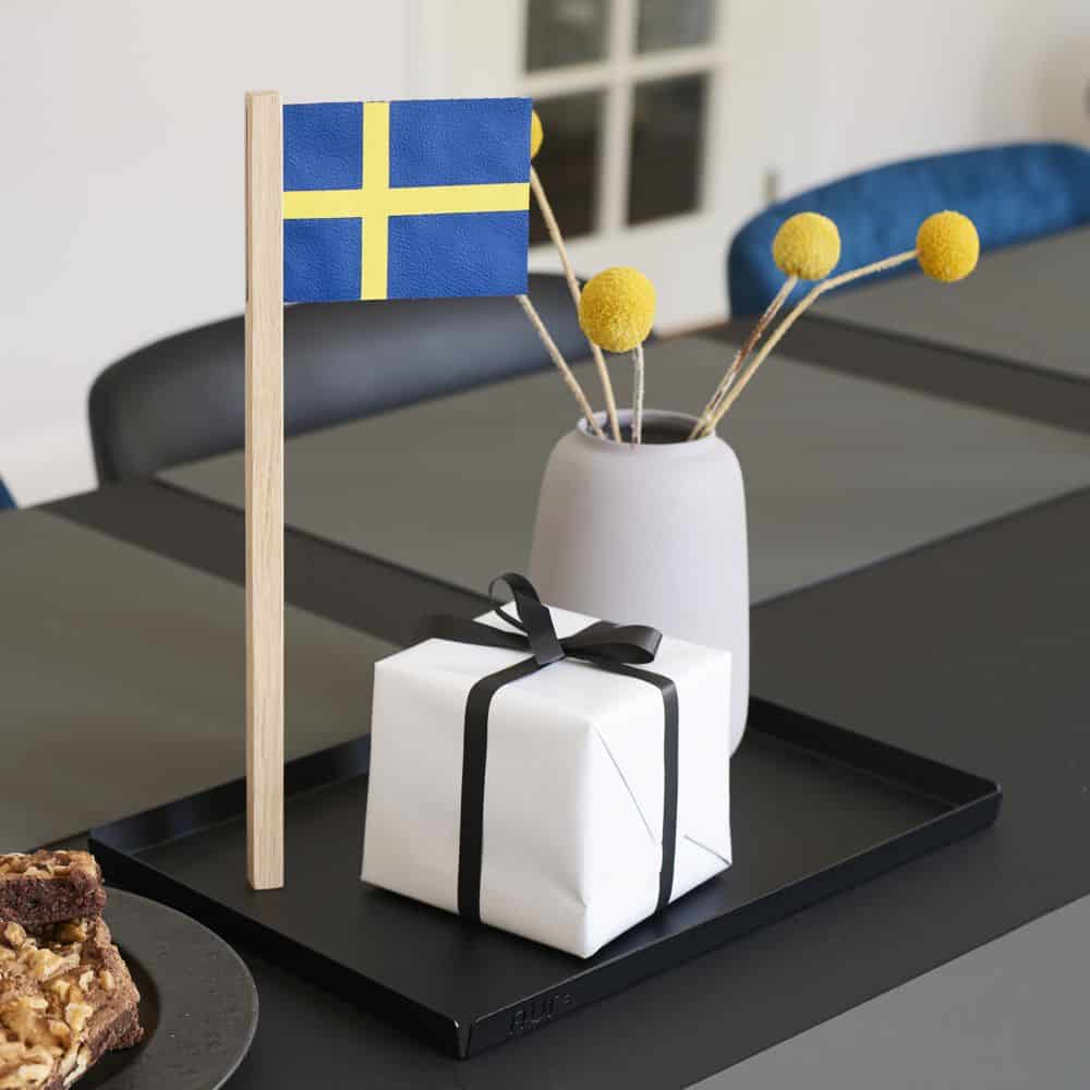 Шведский флаг лаконично украсит стол