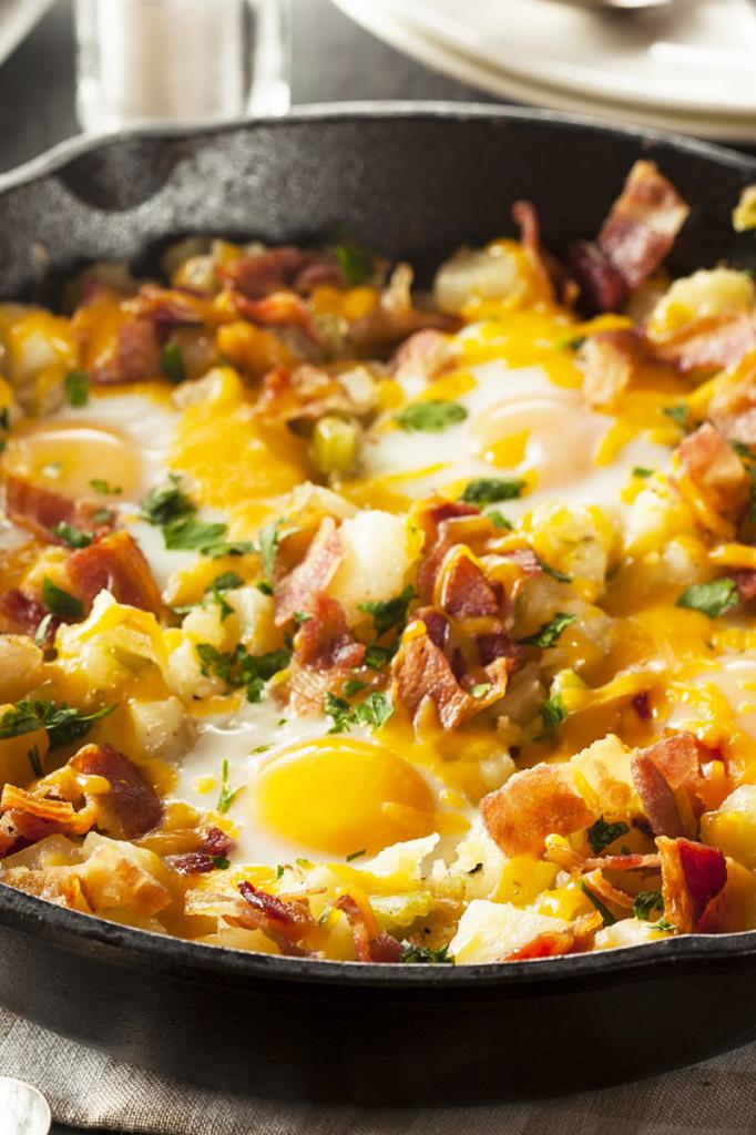 Приготовьте яичницу с картофелем