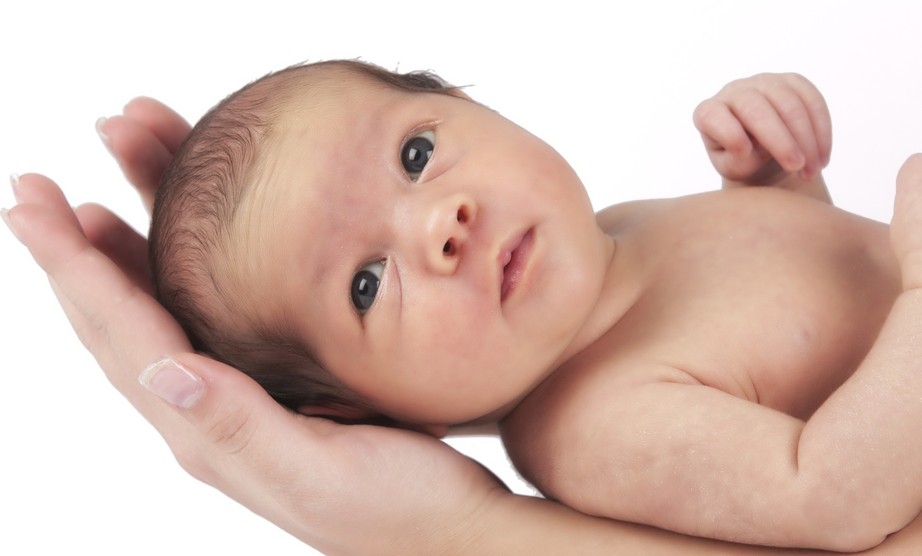 Ребенок в 4 месяца плохо держит голову: причины и что делать? Когда ребенок начинает держать голову самостоятельно
