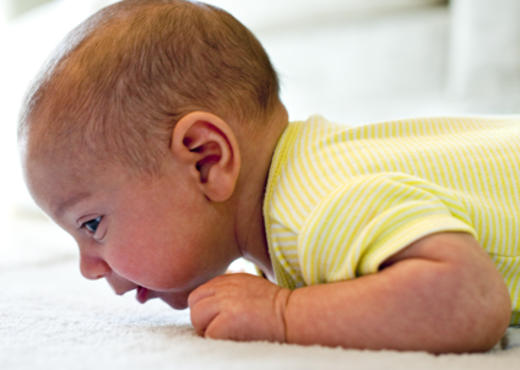 Ребенок в 4 месяца плохо держит голову: причины и что делать? Когда ребенок начинает держать голову самостоятельно