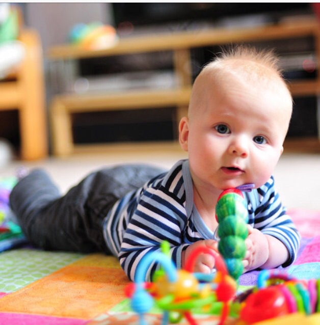 Ребенок ползает по-пластунски: нормы развития, этапы взросления и рекомендации врачей