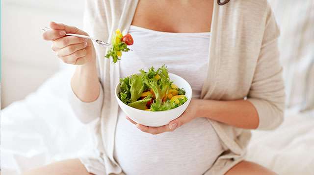 Беременная ест салат