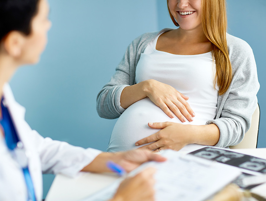 Беременная девушка у врача