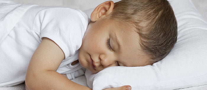 С какого возраста дети спят на подушке? Виды и размеры подушек для детей