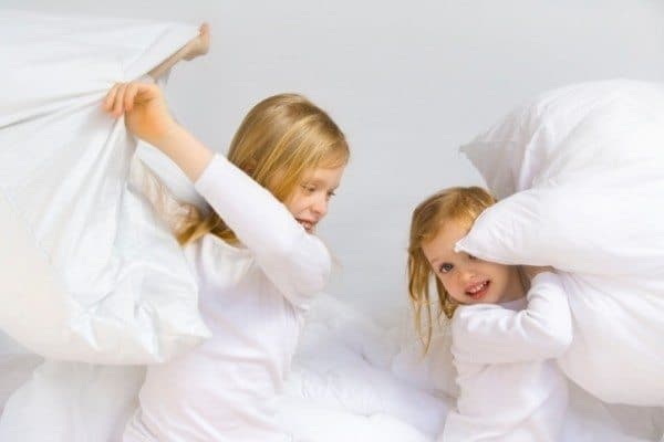 С какого возраста дети спят на подушке? Виды и размеры подушек для детей