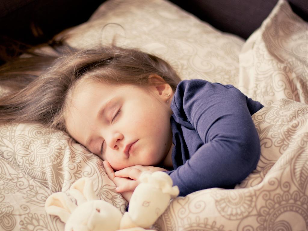 девочка спит на подушке