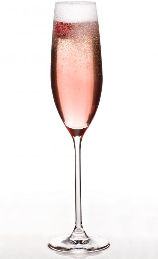 Розовое игристое вино в бокале