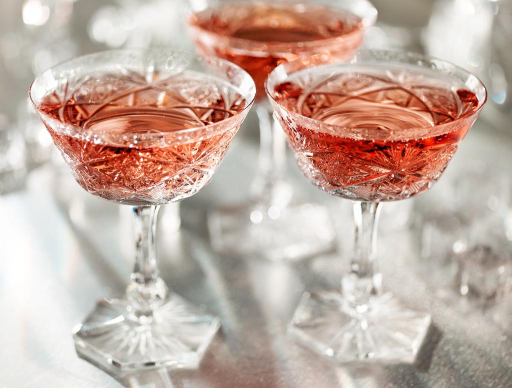 Розовое вино в хрустальных бокалах