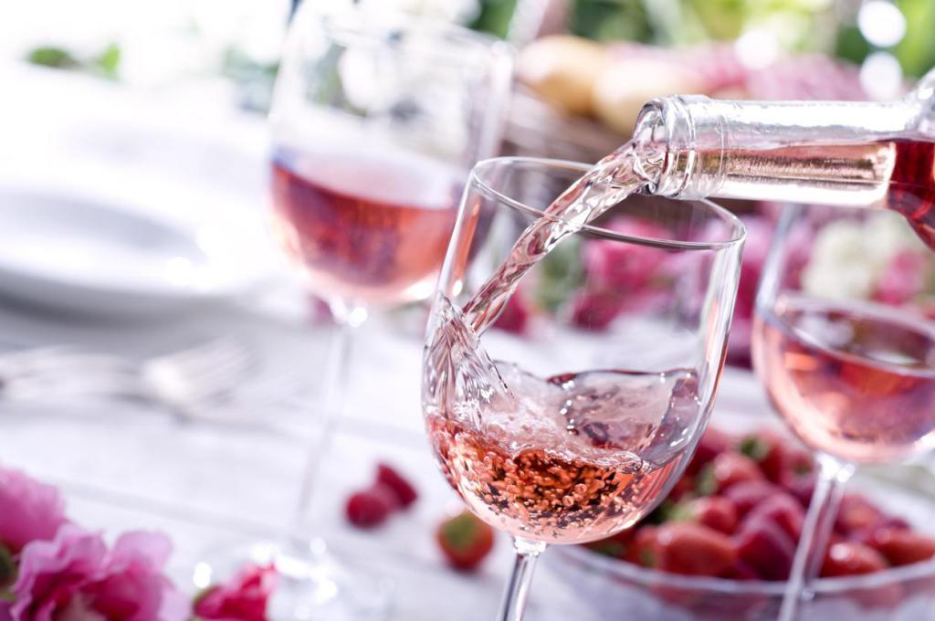 Вариант подачи розового игристого вина